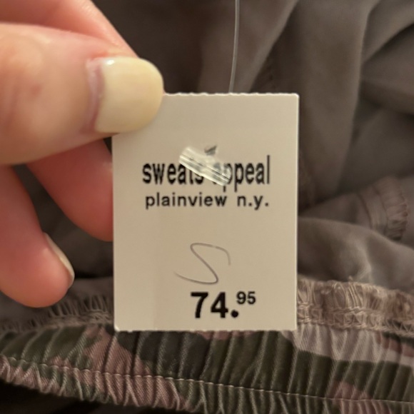 Small Camo Hard Tail Shorts- NWT - Picture 2 of 2